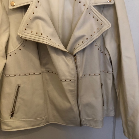 JustFab 3x faux leather white biker jacket, never worn. Pockets, and zipper - Picture 3 of 12
